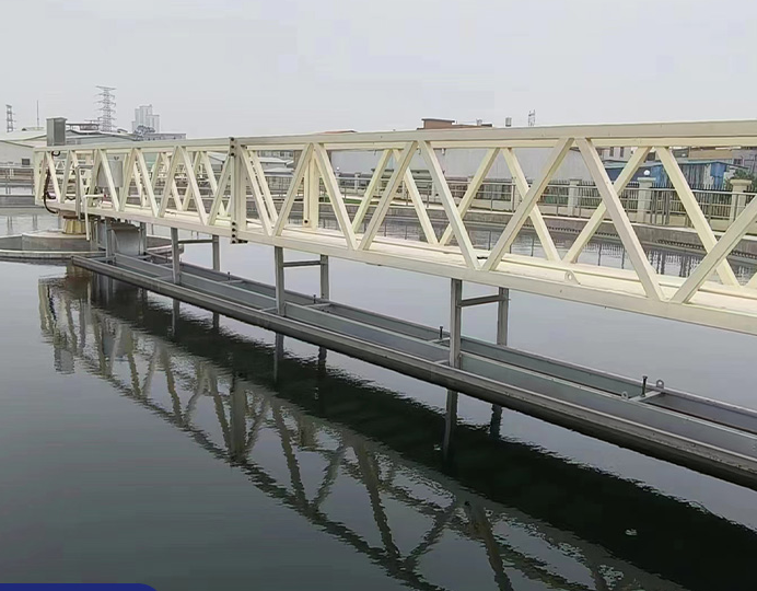 行車式刮泥機_吸泥機_污水廠平流沉淀池橋式行車刮泥機設備